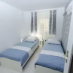 Modernes Nur 350 Meter Zum Mit Privater Terrasse, Babybett, Elektrogrill * 크리크베니카