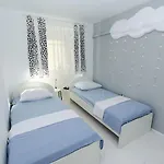 Modernes Nur 350 Meter Zum Mit Privater Terrasse, Babybett, Elektrogrill