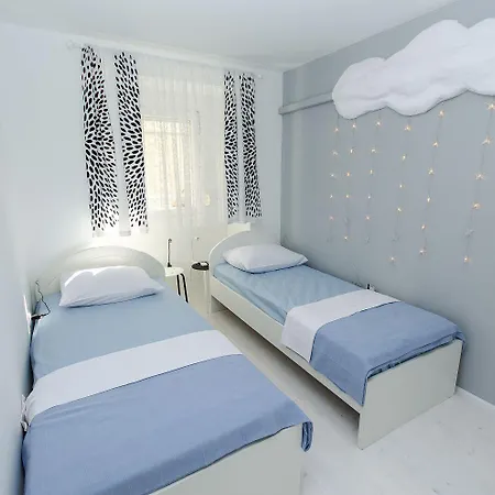 Modernes Nur 350 Meter Zum Mit Privater Terrasse, Babybett, Elektrogrill