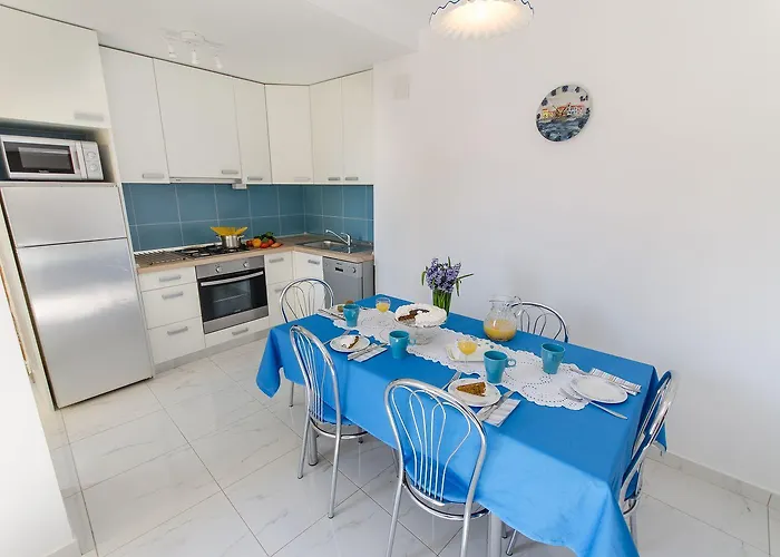 Modernes Nur 350 Meter Zum Mit Privater Terrasse, Babybett, Elektrogrill